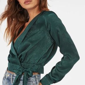 NWT🏷 Green Satin Top 🌲🌿 🦚